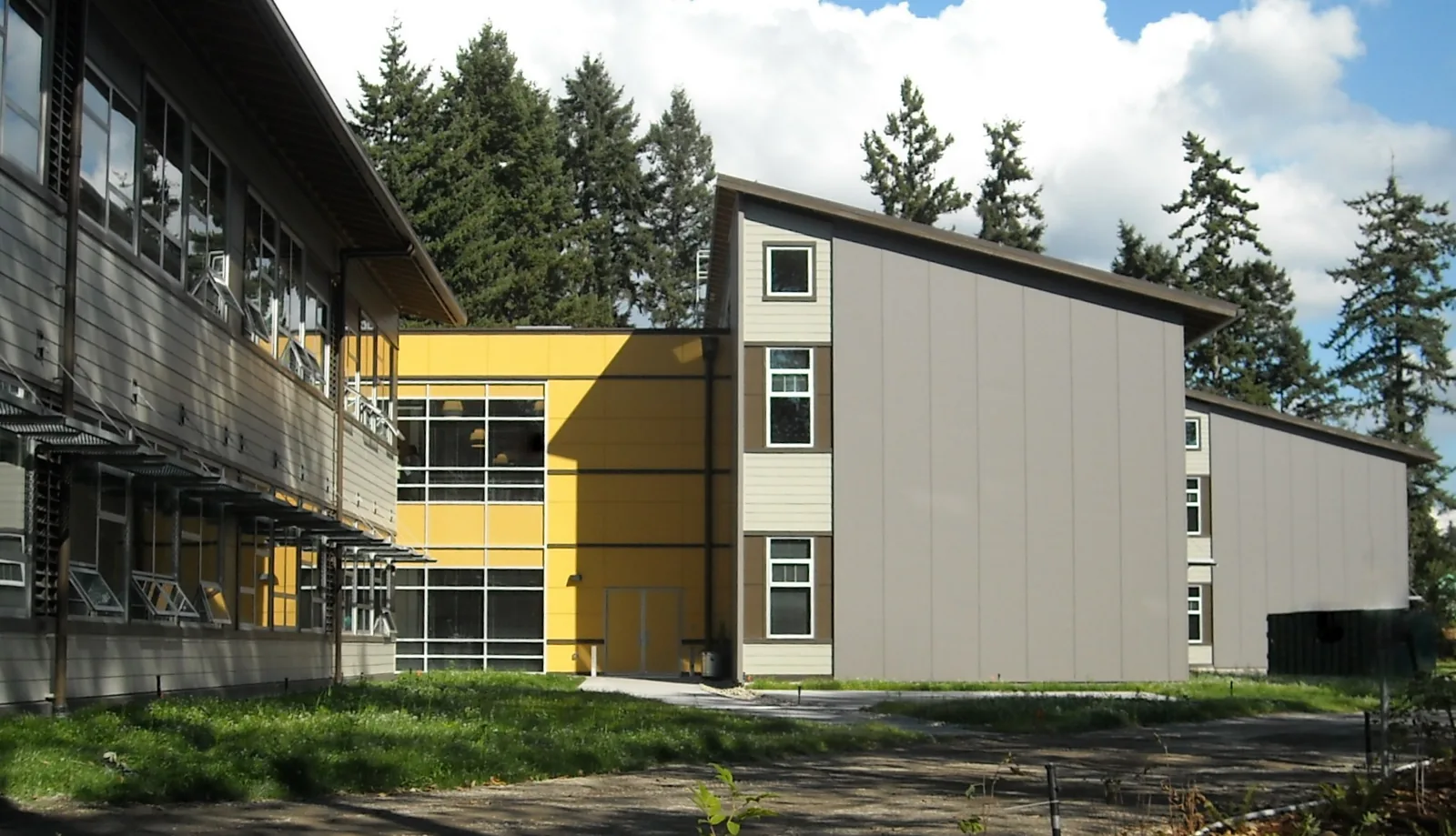 Lakota Middle School, Federal Way, WA. Federal Way School District. Photo depicts new replacement school, classroom wings, completed 2010. Roof has thin-film photovoltaic solar panels.